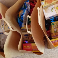 Провели раздачу продуктов подопечным