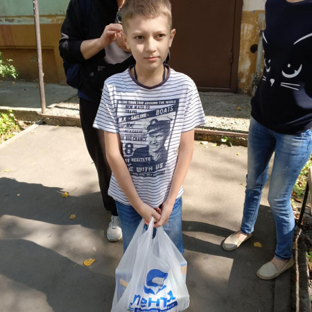 Провели раздачу школьных принадлежностей